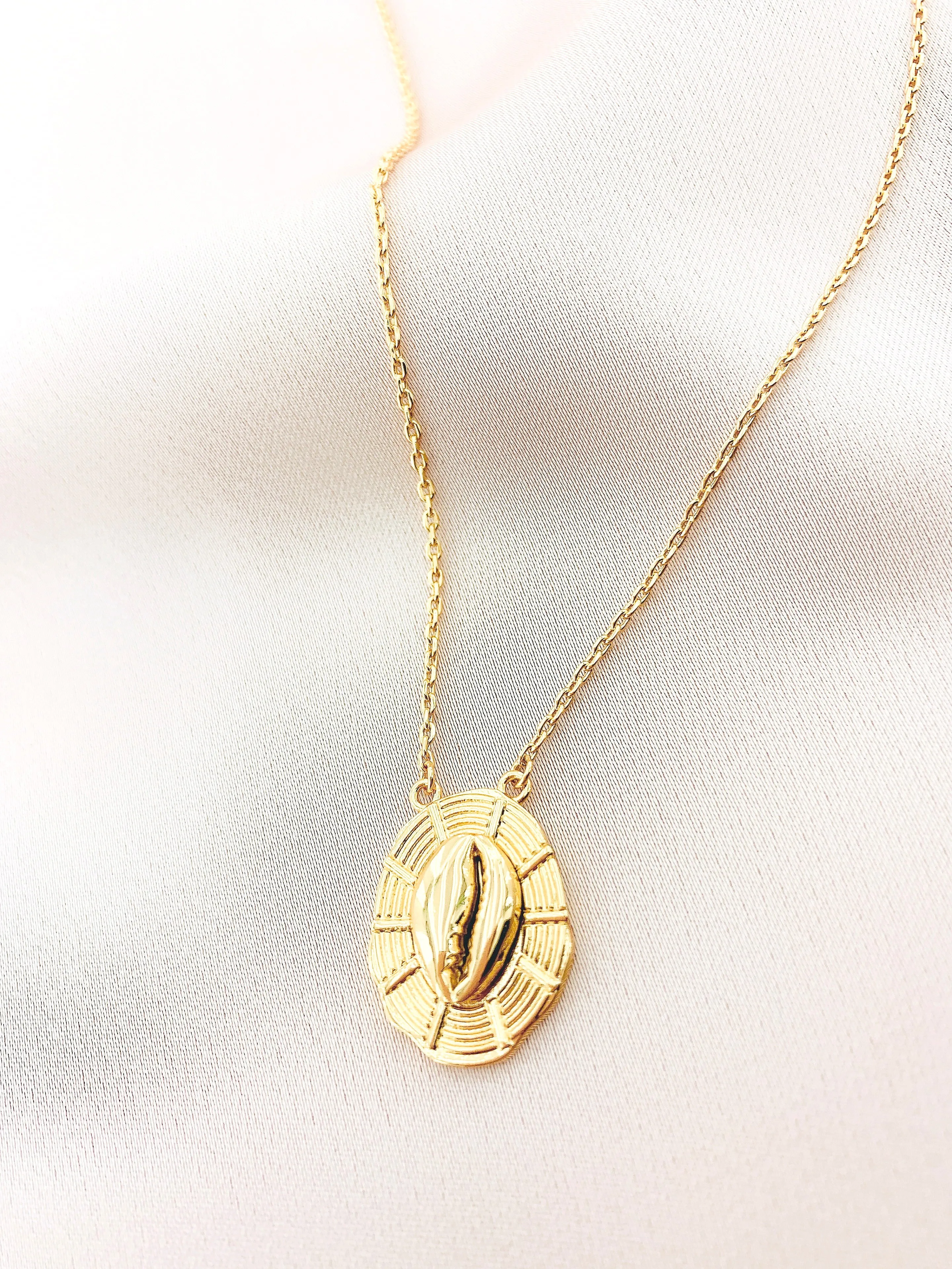 Women's Sea Shell Pendant Necklace